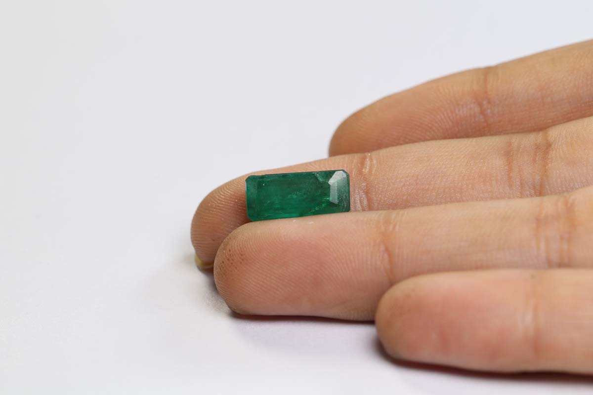 Emerald 2.6 Ct. 4 EMR10036 3 Emerald 2.6 Ct.