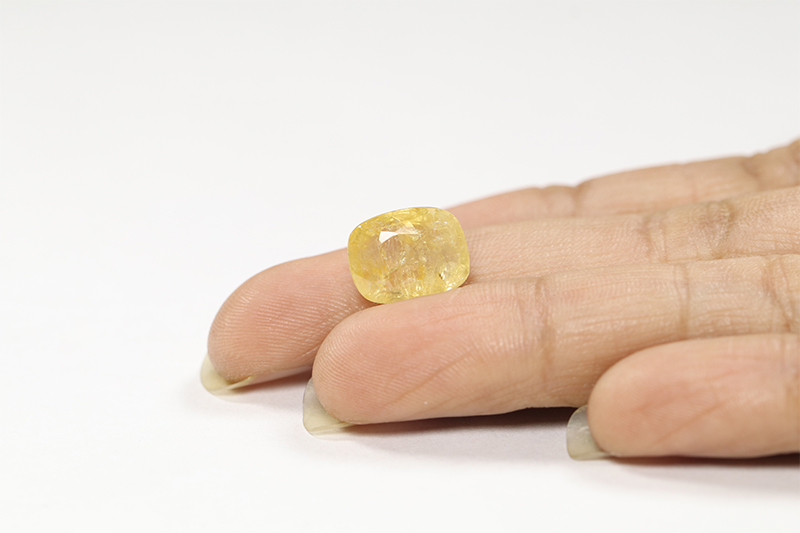 YELLOW SAPPHIRE 7.63 Ct.