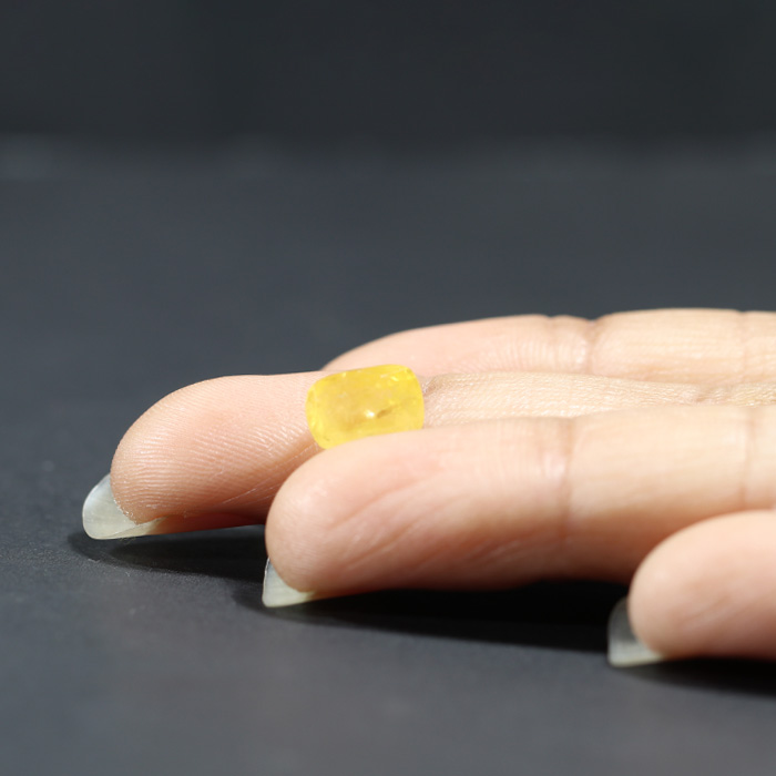 YELLOW SAPPHIRE 3.36 Ct.