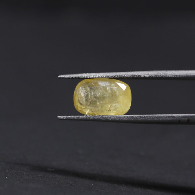 YELLOW SAPPHIRE 3.76 Ct.