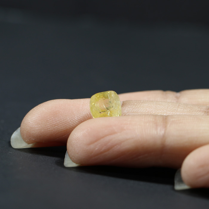 YELLOW SAPPHIRE 3.13 Ct.