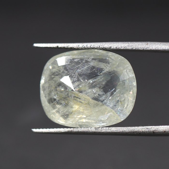 YELLOW SAPPHIRE 11.61 Ct.