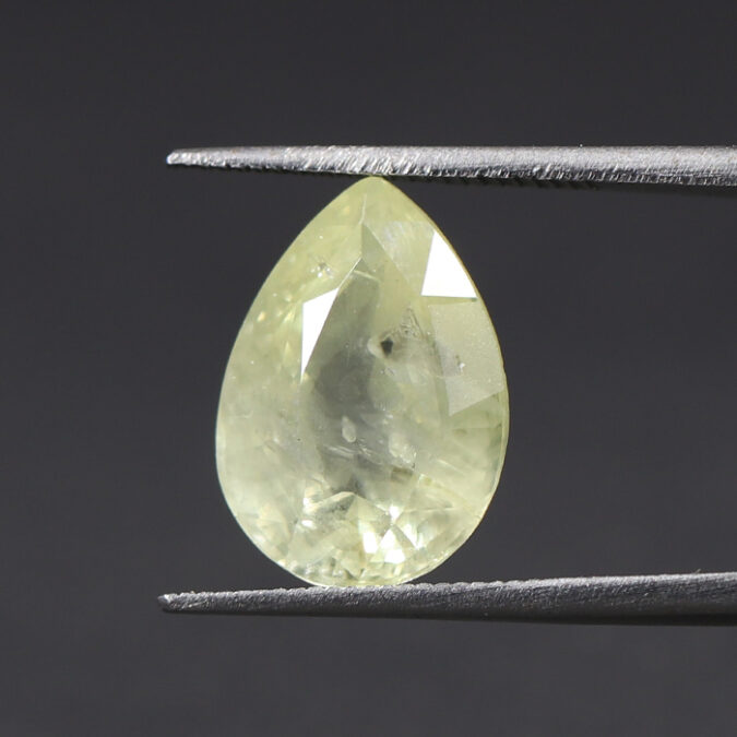 YELLOW SAPPHIRE 6.58 Ct.