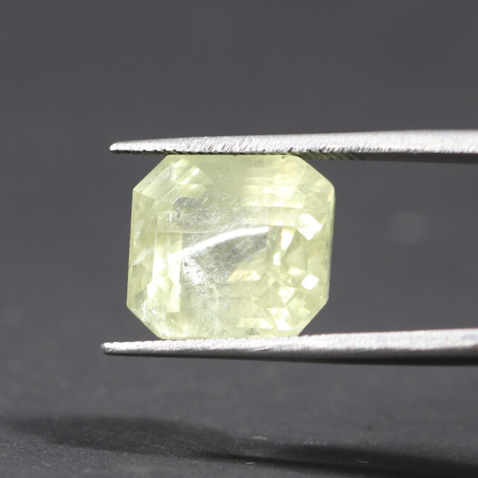 YELLOW SAPPHIRE 9.79 Ct.