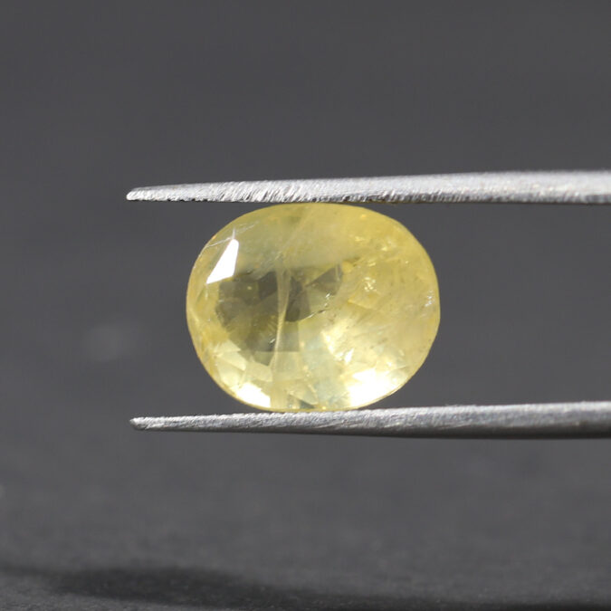 YELLOW SAPPHIRE 6.57 Ct.