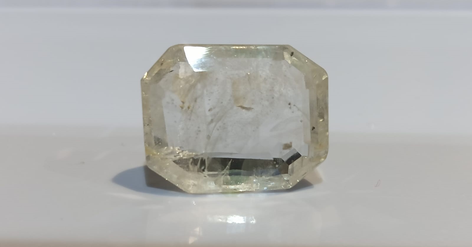 YELLOW SAPPHIRE 10.24 Ct.