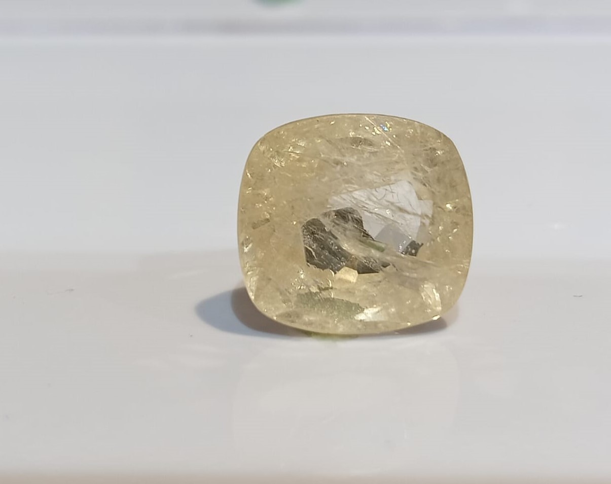 YELLOW SAPPHIRE 6.03 Ct.