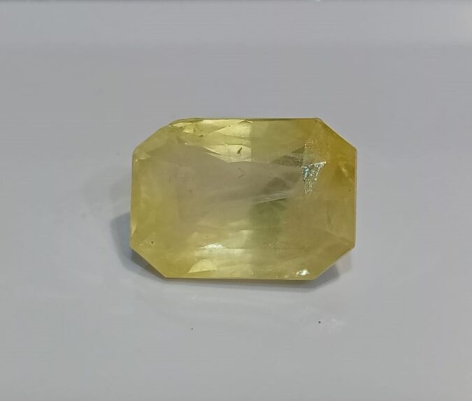 YELLOW SAPPHIRE 9.04 Ct.