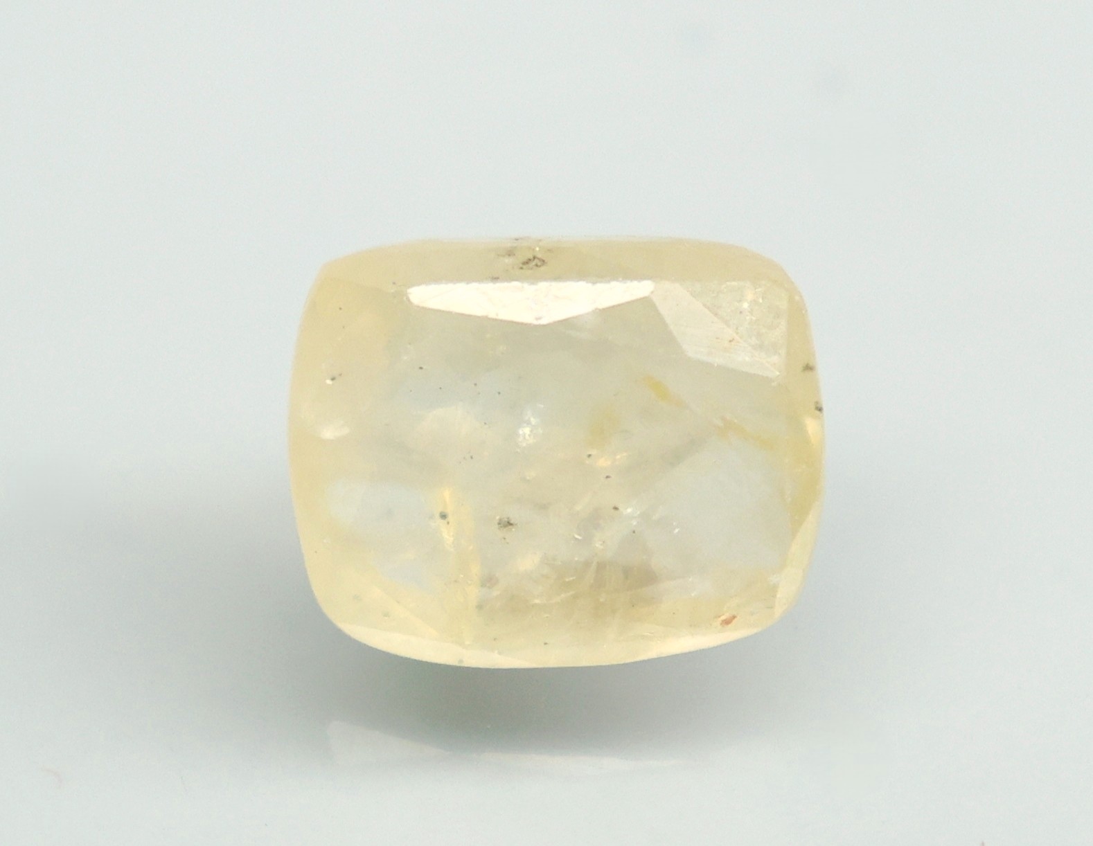 YELLOW SAPPHIRE 4.69 Ct.