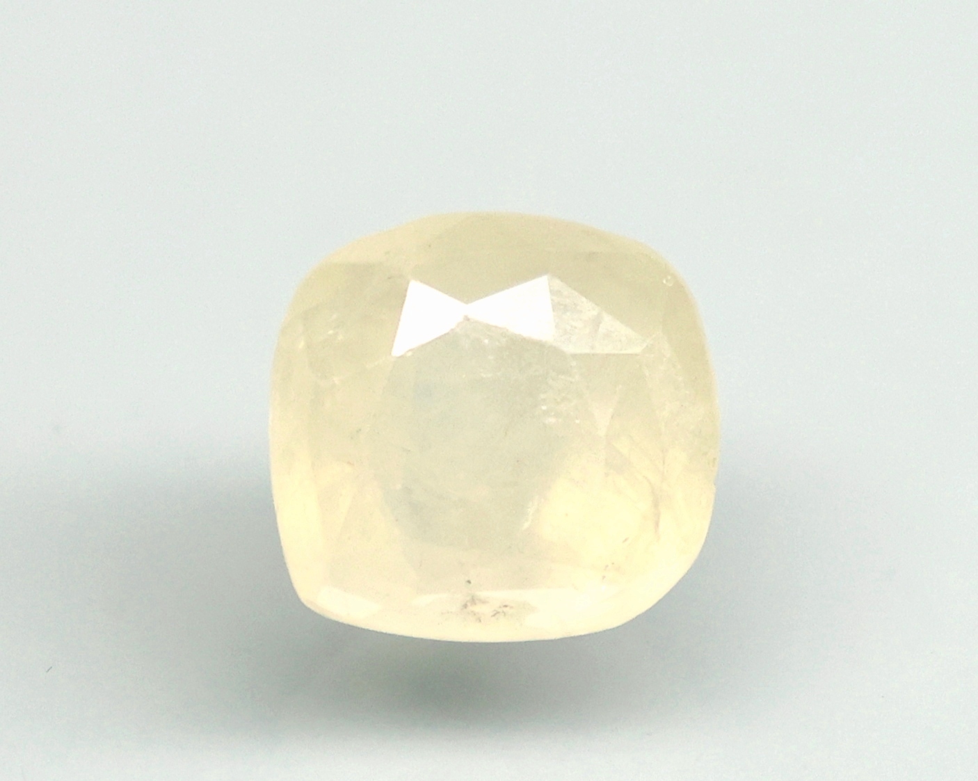 YELLOW SAPPHIRE 3.86 Ct.