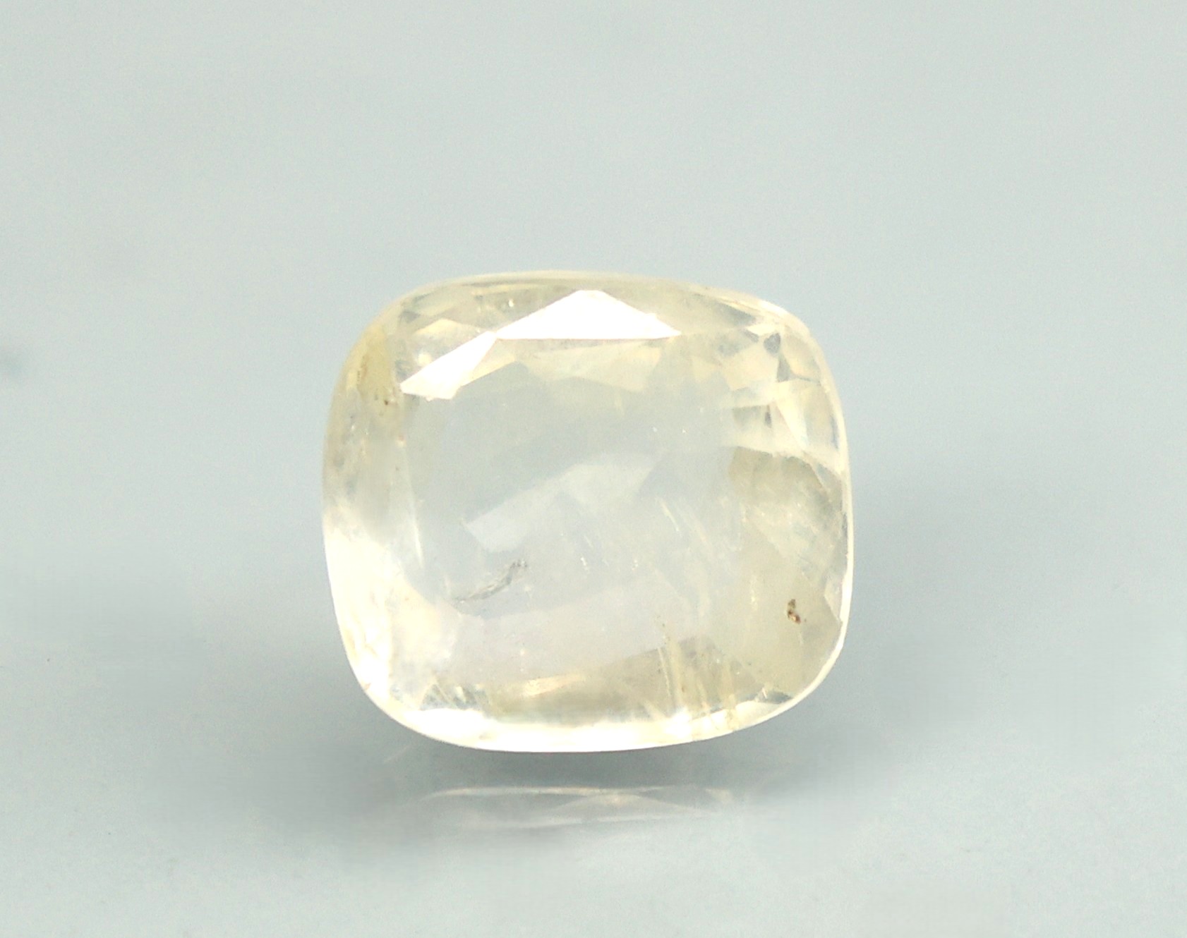 YELLOW SAPPHIRE 5.23 Ct.