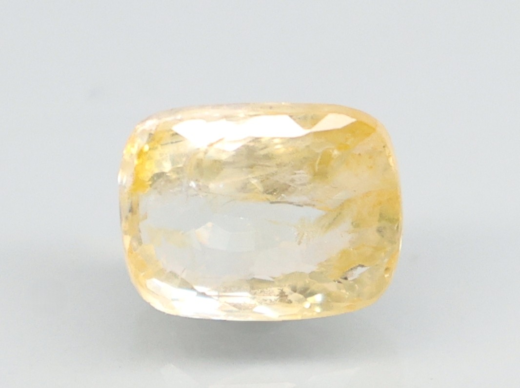 YELLOW SAPPHIRE 4.04 Ct.