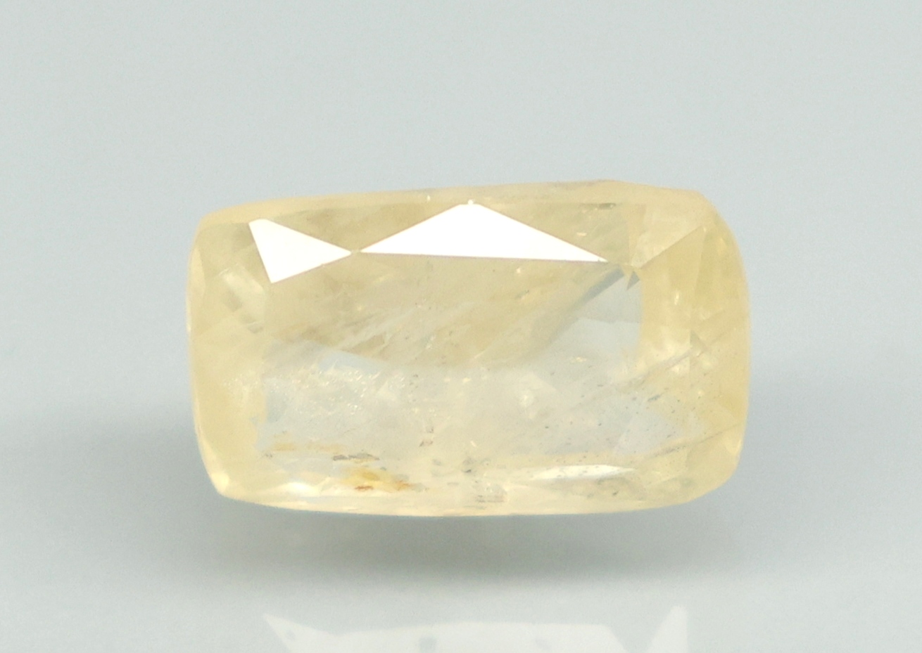 YELLOW SAPPHIRE 5.47 Ct.