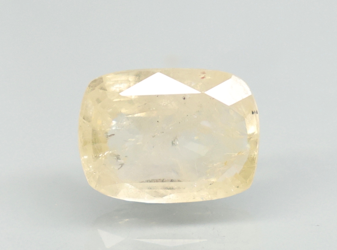 YELLOW SAPPHIRE 7.13 Ct.