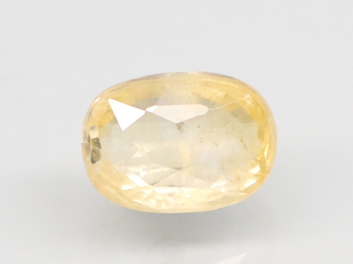YELLOW SAPPHIRE 4.04 Ct.