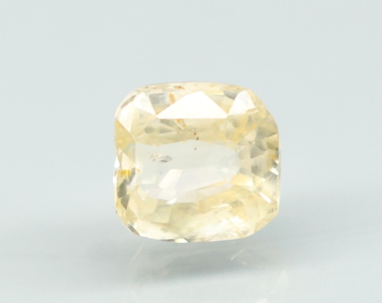 YELLOW SAPPHIRE 4.58 Ct.