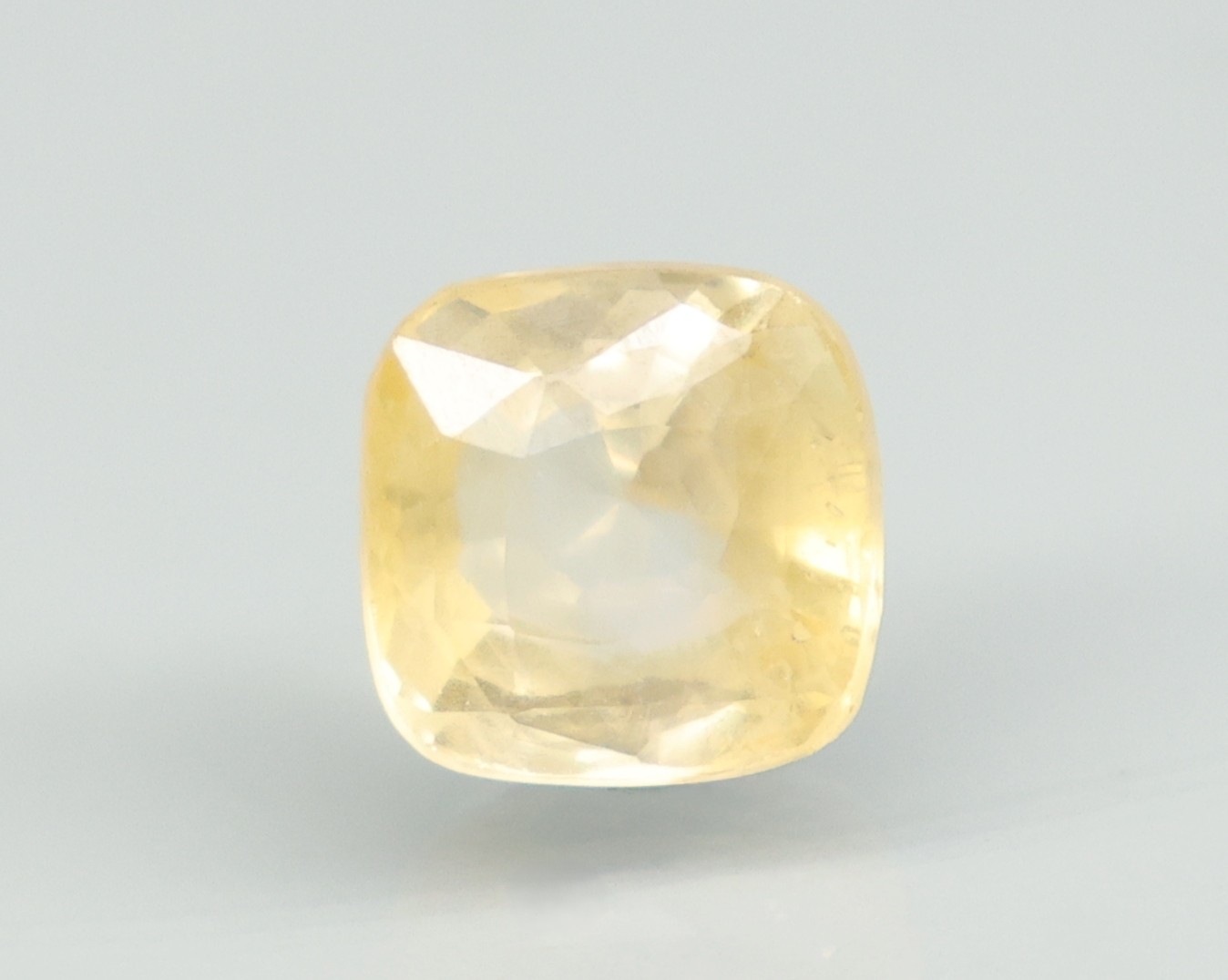 YELLOW SAPPHIRE 4.04 Ct.