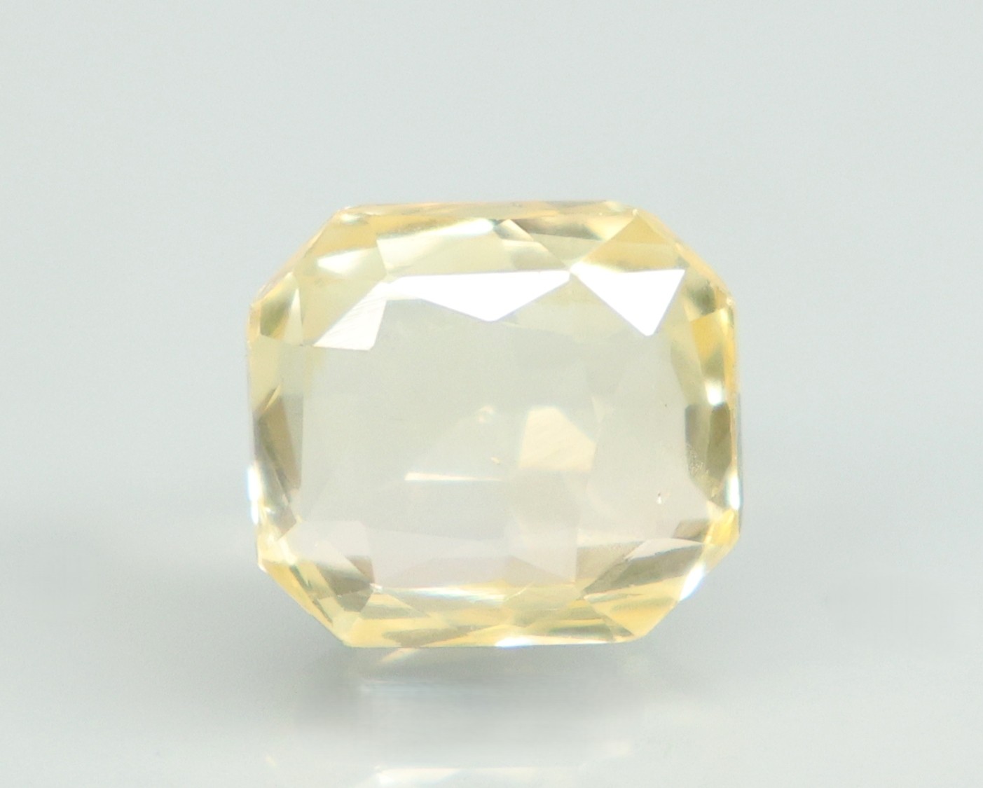YELLOW SAPPHIRE 6.59 Ct.