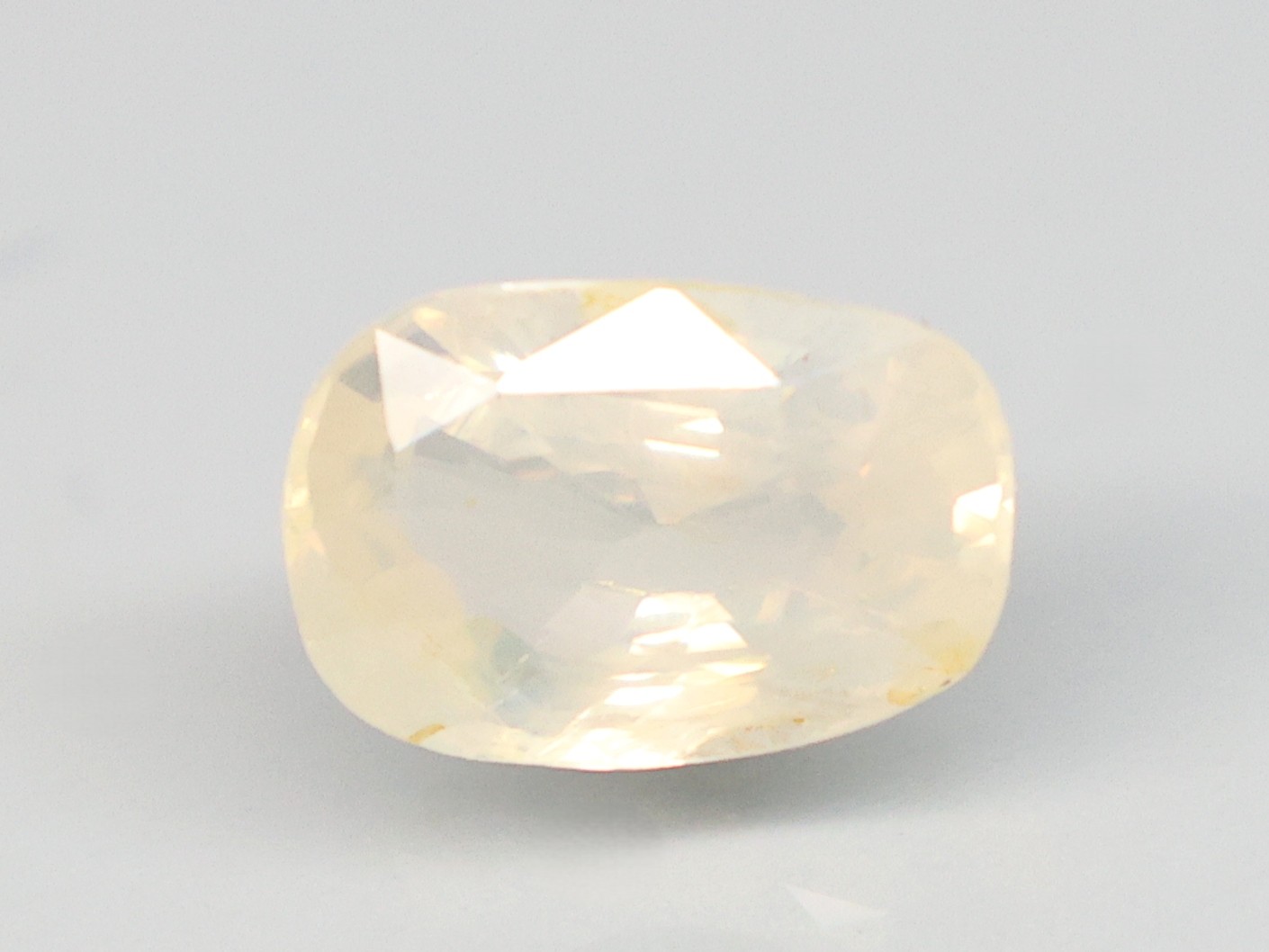 YELLOW SAPPHIRE 4.11 Ct.