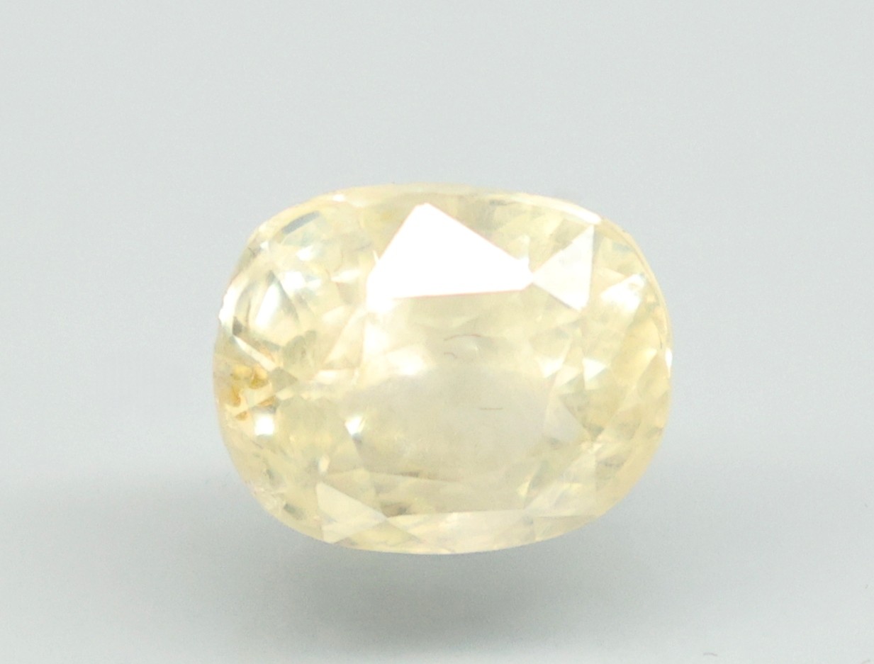 YELLOW SAPPHIRE 4.19 Ct.