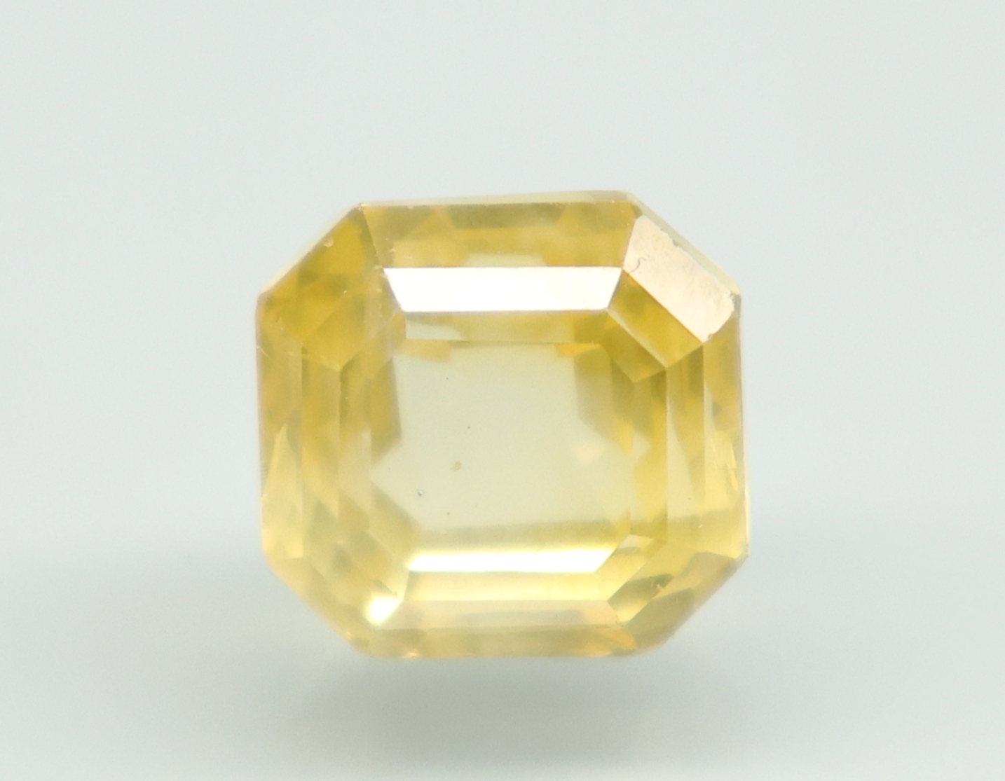 YELLOW SAPPHIRE 7.39 Ct.