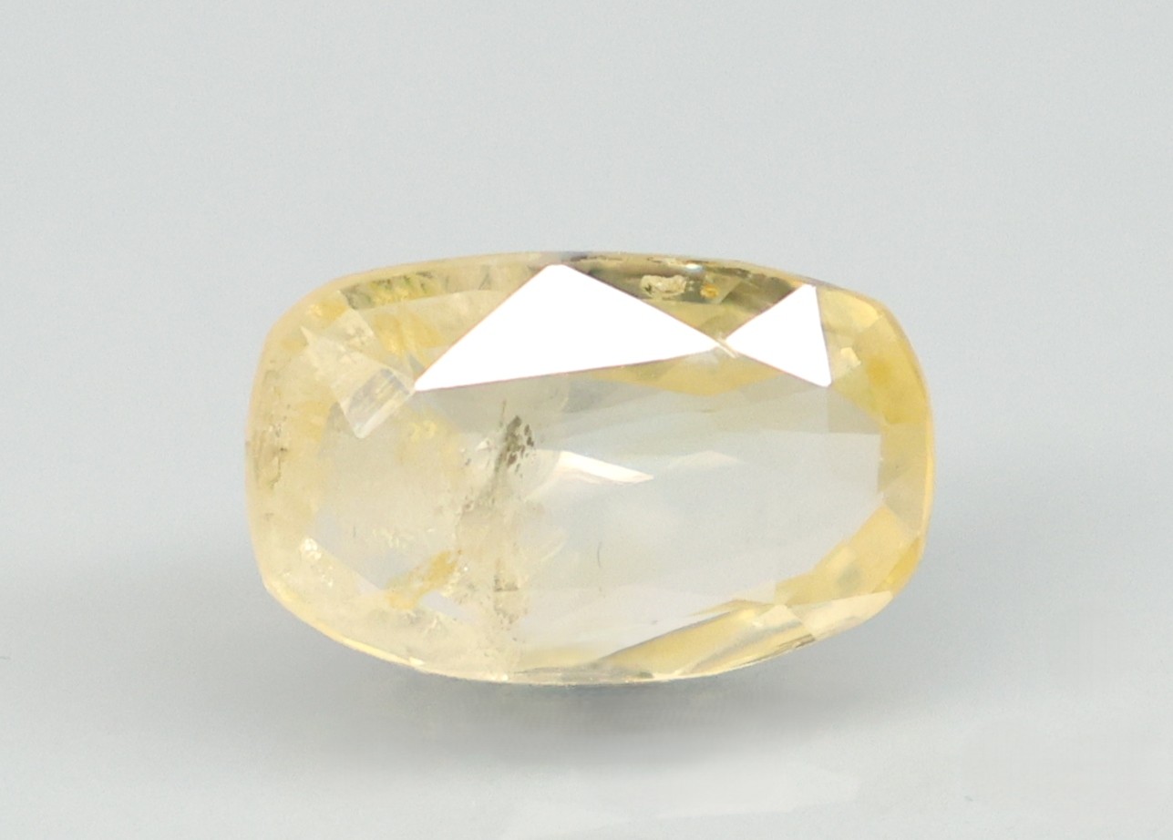 YELLOW SAPPHIRE 3.81 Ct.