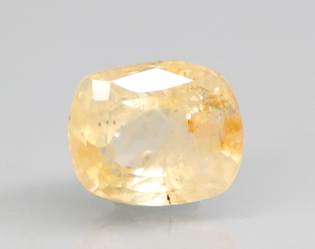 YELLOW SAPPHIRE 4.2 Ct.